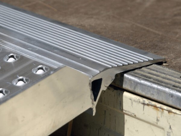 Das Auflager der AOS Rampe passt sich wunderbar an - perfekt für Transporter, Treppen oder Anhänger.