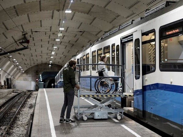 Leicht fahrbarer Hebelift fuer Rollstuhlfahrer.