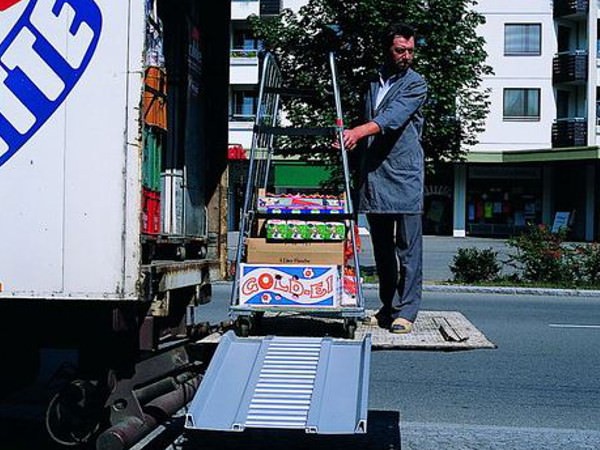 Dank der Ladebordwandrampe können schwere Lasten sicher und schnell von der Ladebordwand abtransportiert werden.