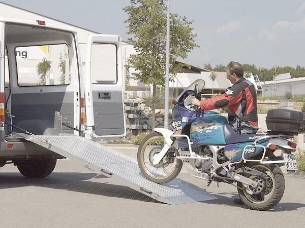 Die universell einsetzbare Rampe ist auch für die Benutzung von schweren Motorrädern geeignet und leistet auch nach vielen hunderten Benutzungen eine prima Arbeit.