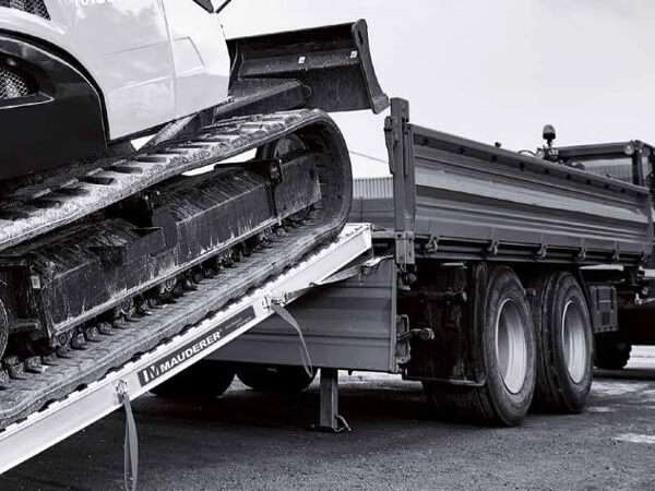 Mithilfe dieser Auffahrschienen können Baumaschinen mit einen Gewicht bis zu 26.600 kg problemlos verladen werden.
