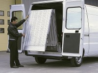 Vorschau: Der Klappmechanismus gewährleistet ein einfaches Ein- und Ausklappen der Rampe. Vorschau: Der Klappmechanismus gewährleistet ein einfaches Ein- und Ausklappen der Rampe.