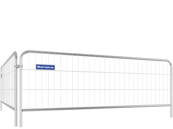 Der mobile Absperrzaun besitzt eine Höhe von 1,2m und wiegt circa 10 kg.
