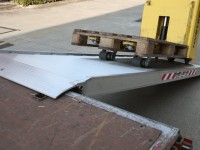 Vorschau: Die Rampe gewährleistet ein sicheres Be- und Entladen von schweren Gütern oder Palettenware. Vorschau: Die Rampe gewährleistet ein sicheres Be- und Entladen von schweren Gütern oder Palettenware.