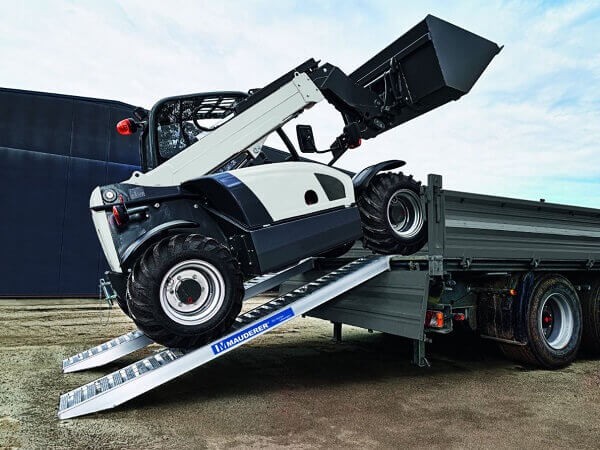 Baufahrzeuge mit breiter Bereifung sollten in der Regel Rampen ohne Rand nutzen.