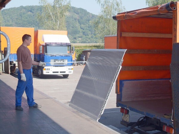 Die SKB Ueberladebruecke laesst sich problemlos von nur einer Person bedienen - der Bedienhebel ist von Werk aus auf der linken Seite..