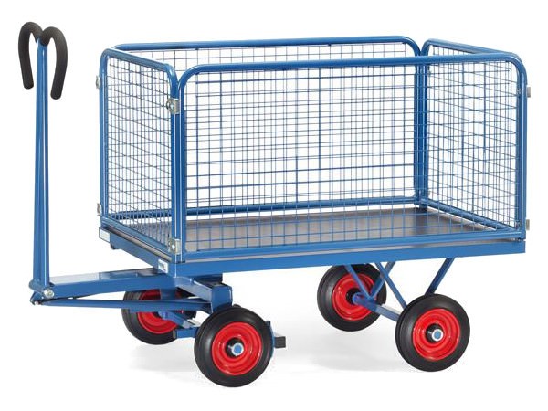Dank der Vollgummibereifung kann der Wagen auch auf unebenen Flächen problemlos fahren.