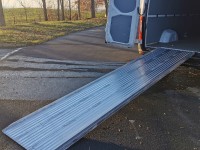 Vorschau: Die hier abgebildete Auffahrrampe ist 4 Meter lang und besitzt einen beidseitigen Rand - der Rand kann im Zubehoer dazugebucht werden. Vorschau: Die hier abgebildete Auffahrrampe ist 4 Meter lang und besitzt einen beidseitigen Rand - der Rand kann im Zubehoer dazugebucht werden.