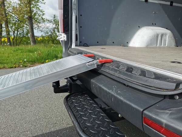 motorradrrampe-aus-alu-zum-einfachen-anlegen-auf-der-ladeflaeche-vom-transporter-oder-anhaengerIBJOJUIbVIVZt