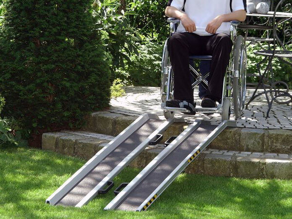 rollstuhlrampen-ras-aus-alu-zur-vorlage-bei-der-kasse