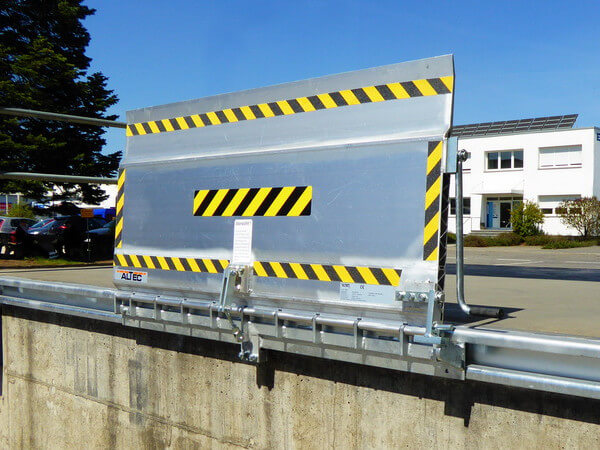 ueberladebruecke-skb-in-breiter-ausfuehrung-mit-komfortablen-bedienhebel-mehr-infos-bei-thiele-shop